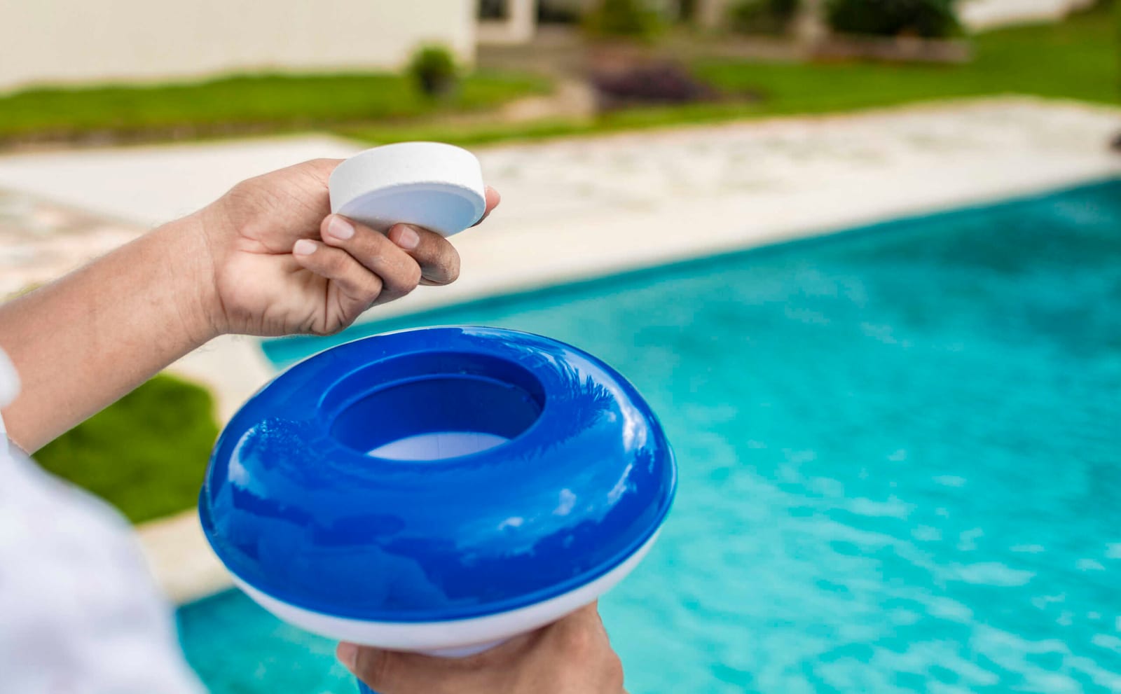 Floating chlorine dispenser with tablet for pool maintenance